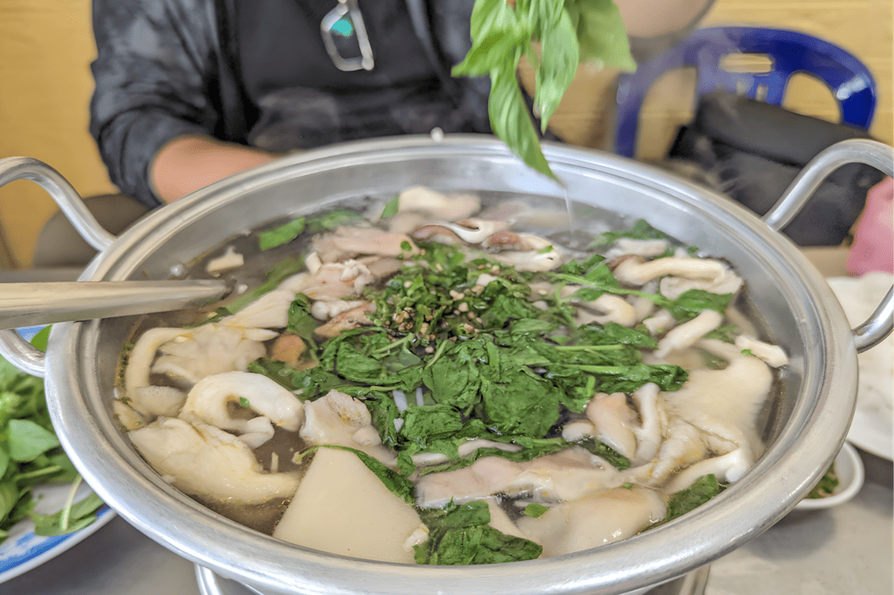 Lẩu g&agrave; l&aacute; &eacute; Tao Ngộ c&oacute; gi&aacute; th&agrave;nh b&igrave;nh d&acirc;n nhưng vẫn tươi ngon (Nguồn: Tran Chau - Google Map)